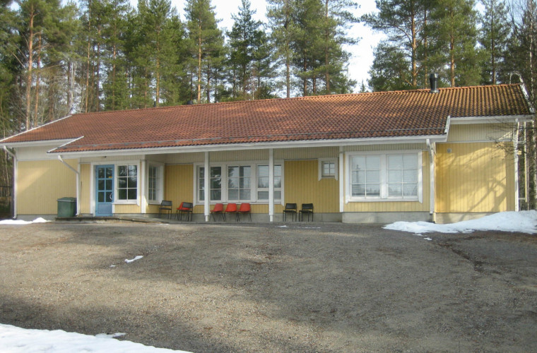 Kylänlahden entinen koulu on tällä hetkellä Lieksan kristillisen opiston omistama, mutta kyläläiset ja paikalliset yhdistykset voivat käyttää tilojen kokoontumisiin ja tilaisuuksiinsa.