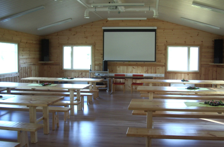 Sörjälän kylätalon sali taipuu niin kokouksiin kuin juhliinkin. Kuva: Henna Kokkonen