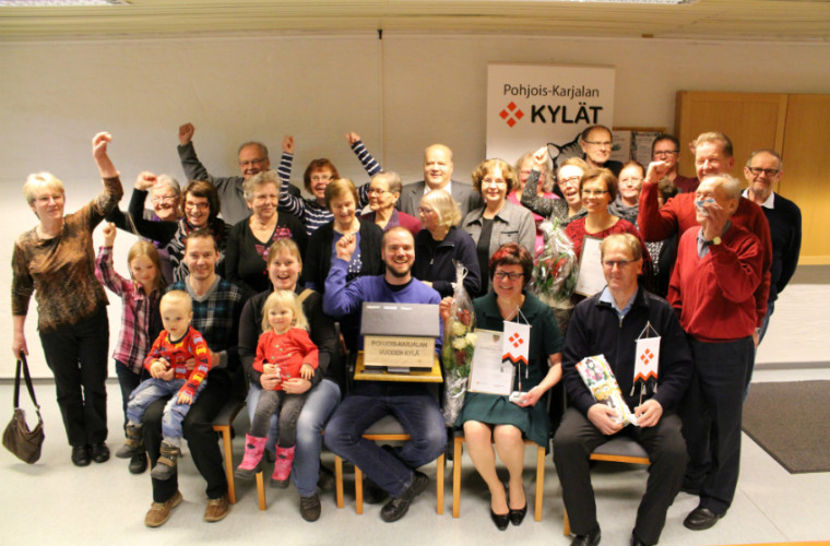 Viuruniemeläisiä vastaanottamassa Pohjois-Karjalan vuoden 2014 kylän palkintoa. 
