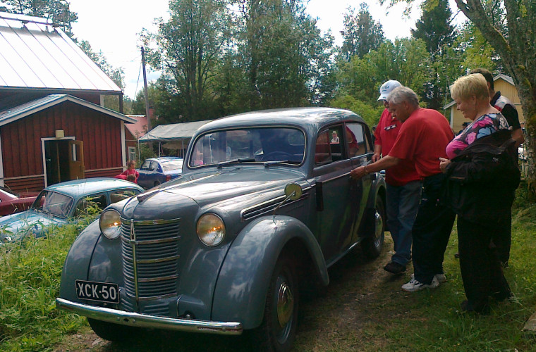 Autonäyttely
(Kuva: Savikylän Maamiesseura)