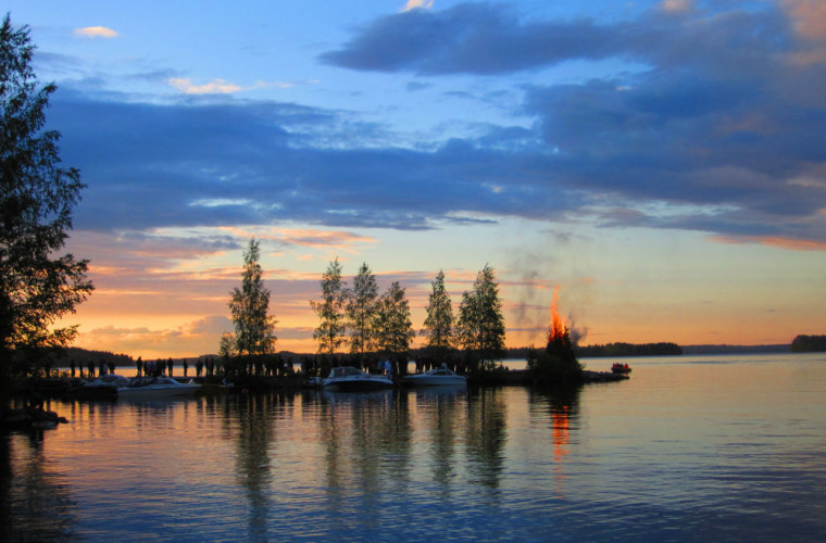 Juhannuskokko Huhmarisella. Kuva: Pirjo Hirvonen.