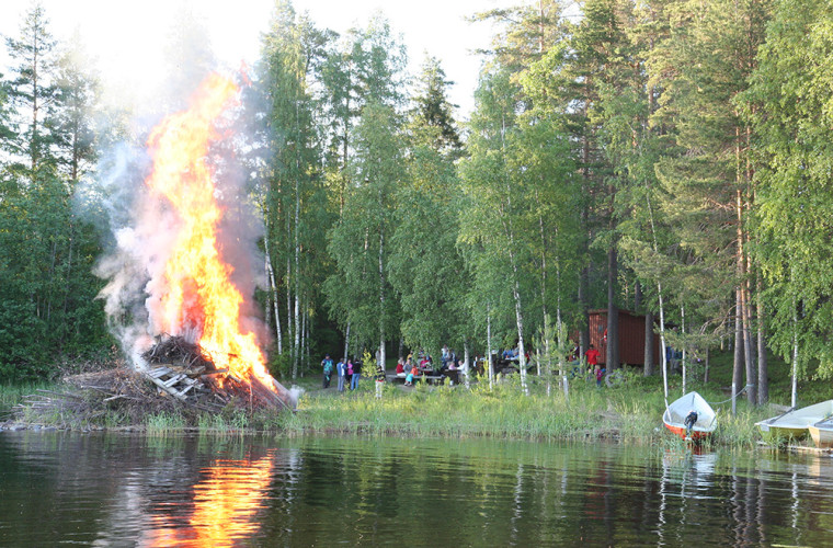 Juhannusjuhlat kylätalolla 2007 (kuva: Pentti Hirvonen)
