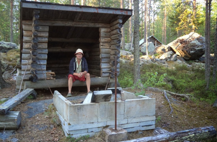 Kylätoimikunnan rakentama laavu Imelävaaralla, kuvassa Heikki Kumpulainen (Kuva:Tapio Kuokkanen)