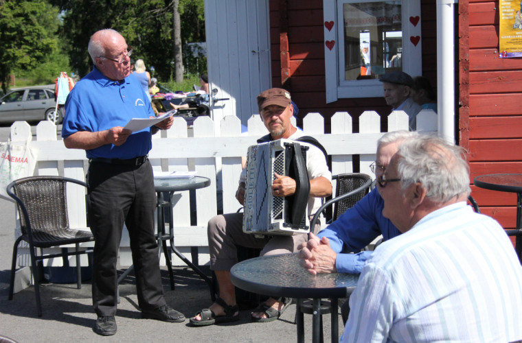 Yhteislaulua Enon torilla. Kuva: Jonna Tahvanainen