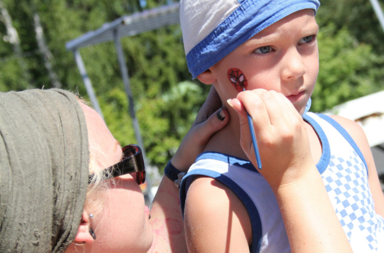 Kasvomaalausta Enon torilla. Kuva: Niko Rinkinen