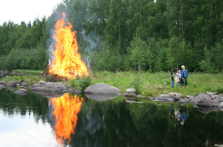 Juhannuskokko poltetaan perinteisesti Sauvavirran sillan kupeessa. Kuvaaja: Simo Seppo