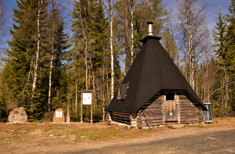 Kylän kota ja muistomerkit (Kuva: Lahja Toivanen)