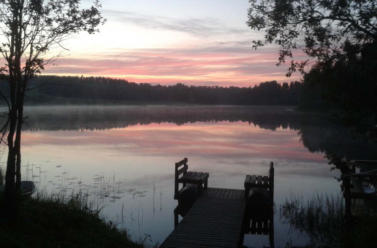 Savikylän jokimaisemaa juhannusyönä 2016, kuva: Timo Lammi.