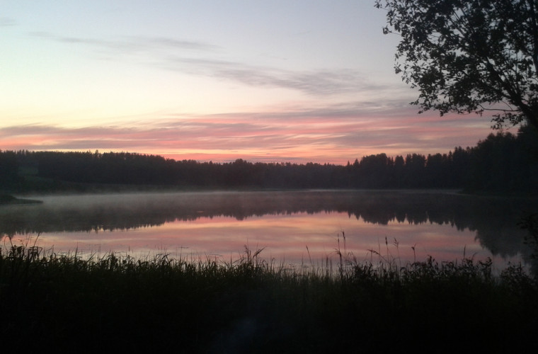 Savikylän jokimaisemaa juhannusyönä 2016, kuva:Timo Lammi.
