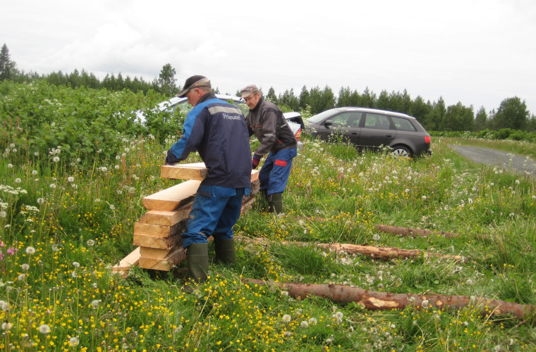 Talkoissa on voimaa, luontopolun pitkospuut. Kuva: Mäkikylät ry