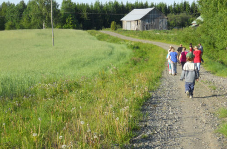 Kyläkävelyllä. Kuva: Muljulan kyläyhdistys