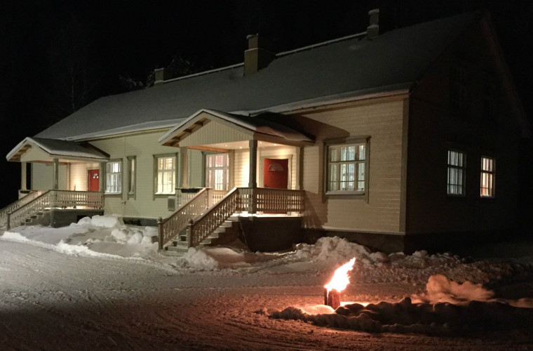 Niinikon kylätalo talvitunnelmissa 2016. Kuva: MIra Karjalainen