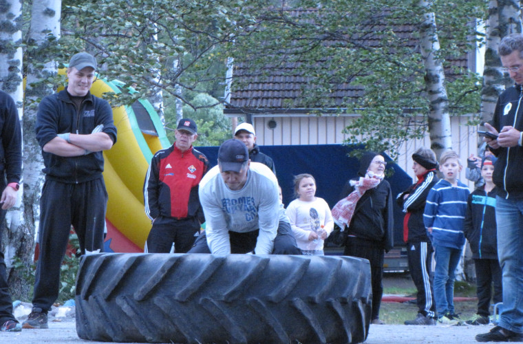 Voimamieskisailua kesällä 2016 kylätapahtumassa.