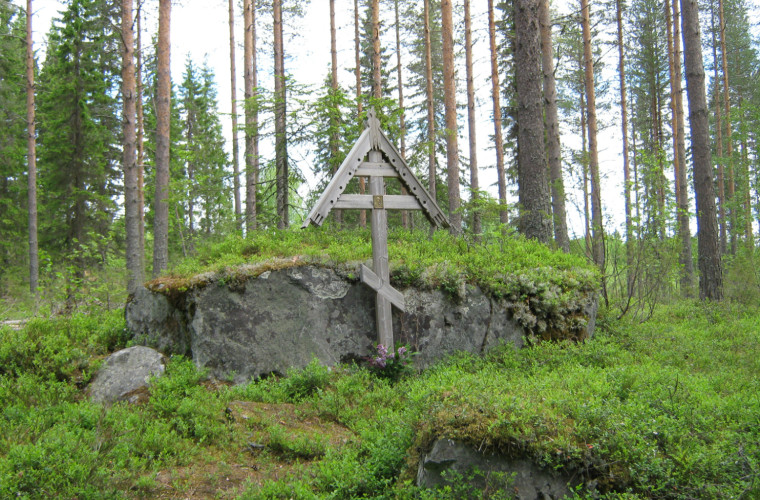 Sivakasta löytyy Vastasmännikön muinaiskalmisto ja Itkukivi. Perimätiedon mukaan väki on käynyt kiven juurella suremassa vainajia. Kuva: Marjo-Riina Häkkinen