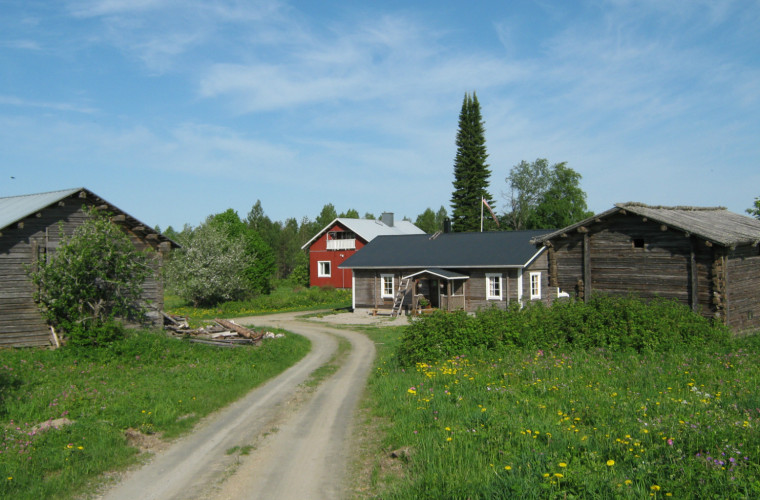 Yläpihan tilalta löytyy kesäkahvila, perinnepiha. Kuva: Marjo-Riina Häkkinen