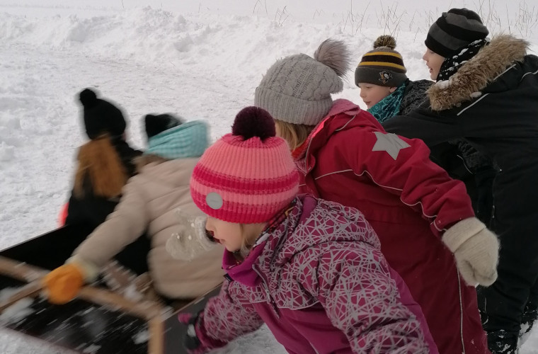 Napakelkkailua Venejoen kylällä.